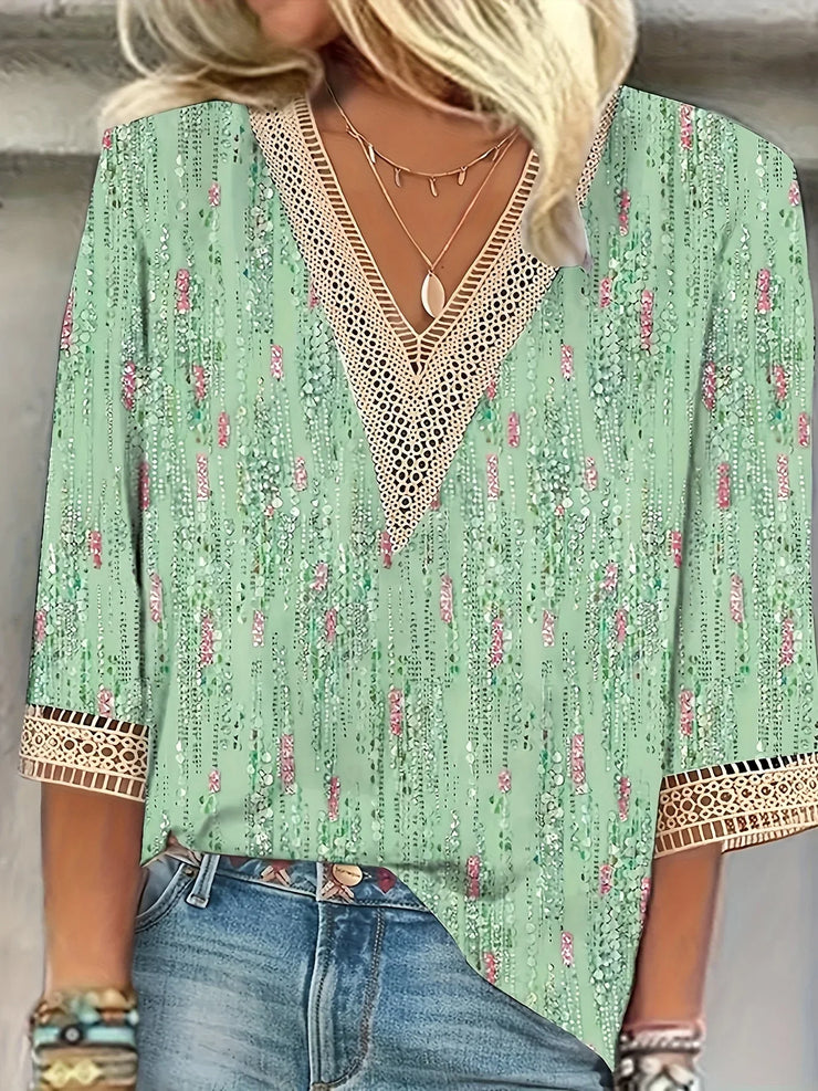 Loose woman shirt in green with floral print and lace detailing, casual and elegant blouse.